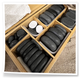 Set di pietre per massaggio Hot Stone ordinato in contenitore professionale.