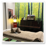 Lettino da massaggio in ambiente caldo e riservato dello studio Oikia Massaggi.