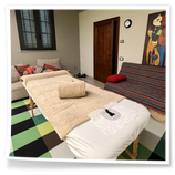 Lettino professionale preparato nello studio Oikia Massaggi, in ambiente curato e riservato.